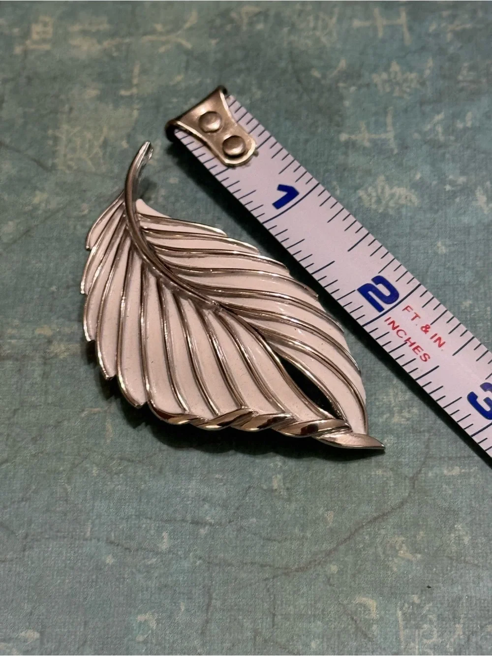 VINTAGE CROWN TRIFARI LEAF BROOCH